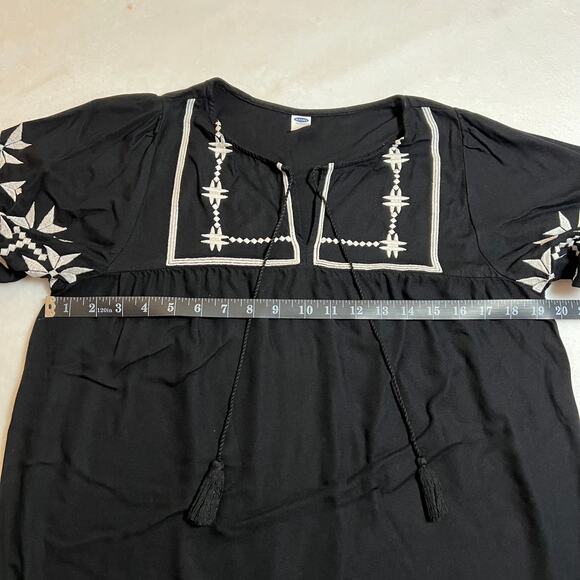 Old Navy Split Neck Embroidered Boho Blouse Size Small Minimalist Peasant - Picture 8 of 9